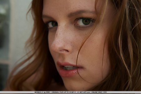 Раздетая купается в летнем душе 