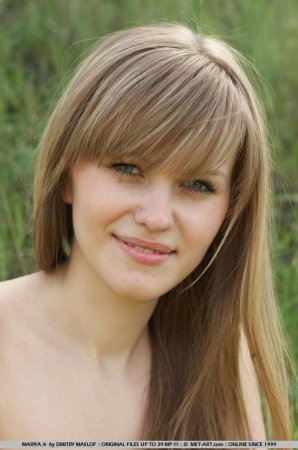 Студентка гуляет голая на природе  Студентка гуляет голая на природе