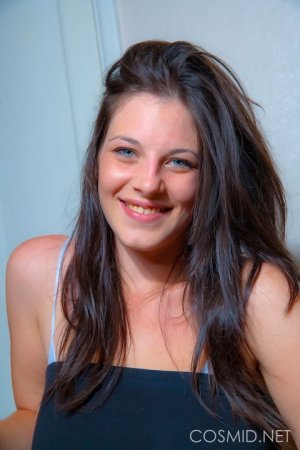 Радостная показала свои тигровые трусики 