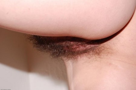 Некрасивая восемнадцатилетняя с очень маленькими голыми грудями