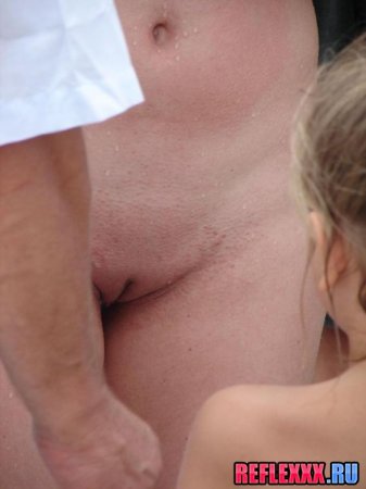 Девочки-нудистки давали интервью