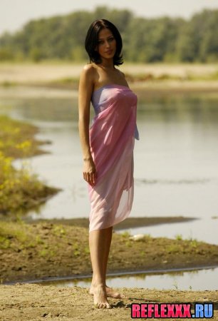 Голая девушка танцевала на природе 