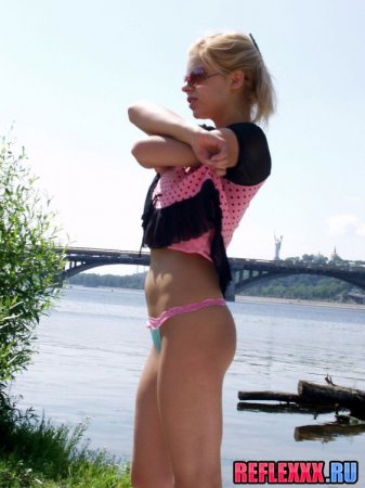 Телочка прибежала на пляж и разделась