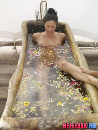 Голая девушка купается по индийской системе