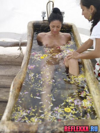 Голая девушка купается по индийской системе