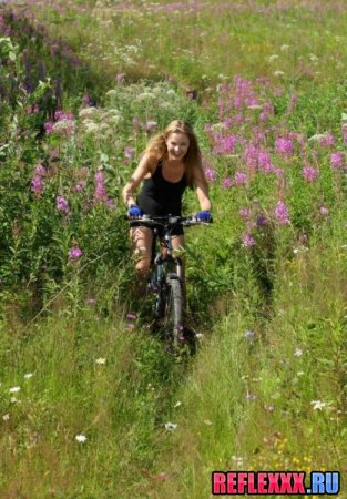 Спортсменка приехала отдыхать голая в травке