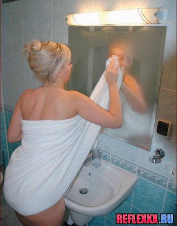 Мамаша в возрасте козырнула голыми дойками 