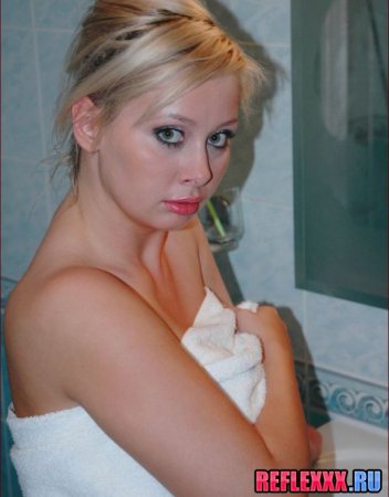 Мамаша в возрасте козырнула голыми дойками 