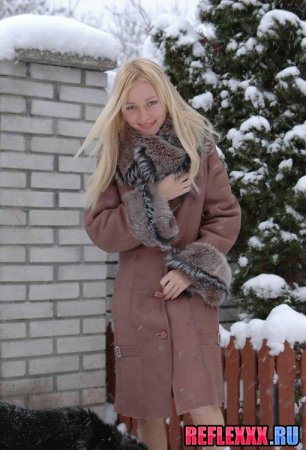  Шубка на голых сиськах блондинки 