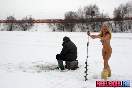 Голая подружка взяла в руки бур