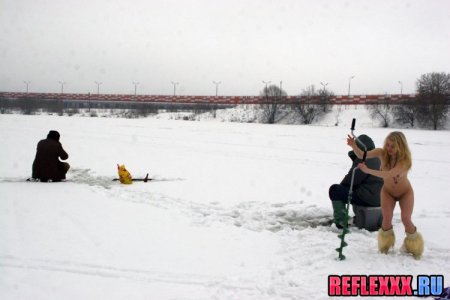 Голая подружка взяла в руки бур