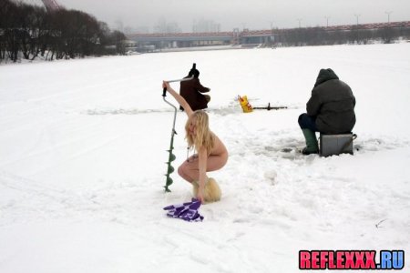 Голая подружка взяла в руки бур