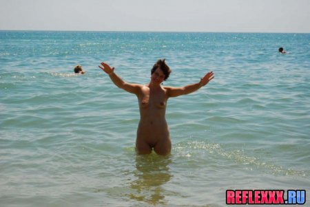 Нудистка загорала в стороне от всех