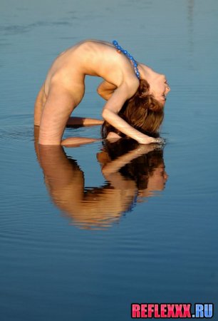 Развратная дама в воде с голым задом