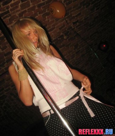 Танцовщица разделась на движении