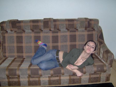 Красивая тёлочка на кровати