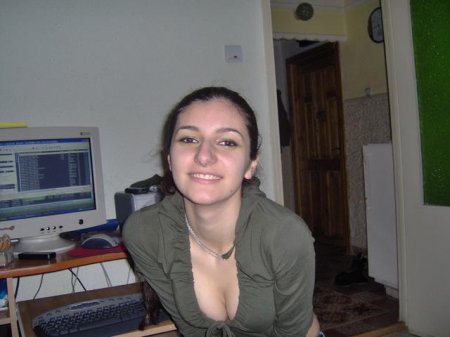 Красивая тёлочка на кровати