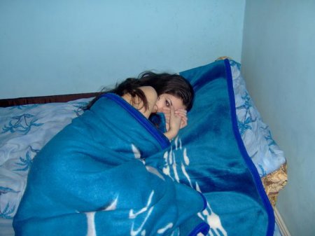 Красивая тёлочка на кровати