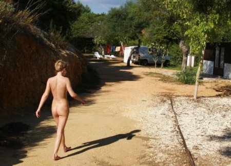 Девка наслаждается вкусом жизни