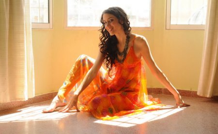 Развратная баба у окна