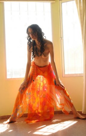 Развратная баба у окна