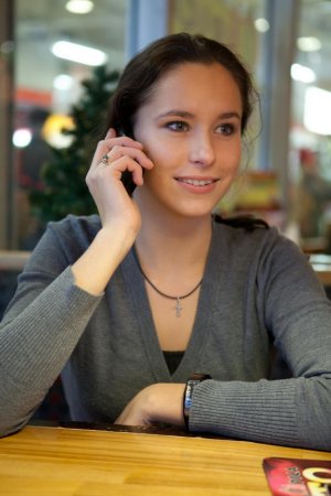 Симпатичная брюнетка с отличной растяжкой