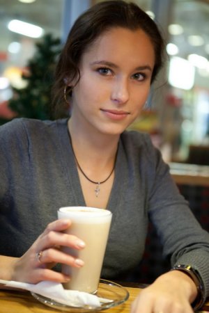 Симпатичная брюнетка с отличной растяжкой