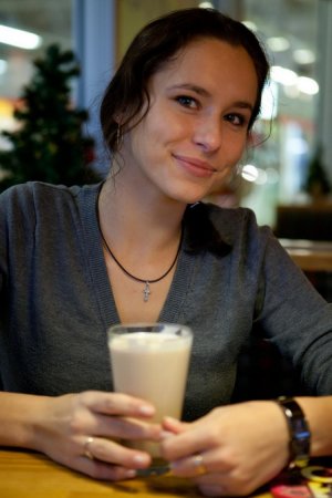 Симпатичная брюнетка с отличной растяжкой