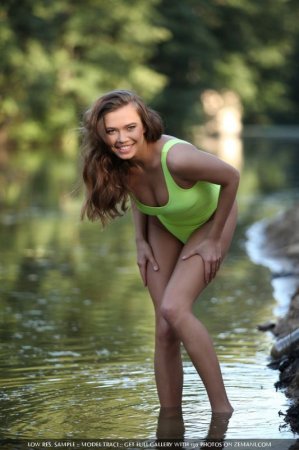 Девушку на озере поймали за развратом