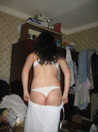 Девчонка собирается на праздник