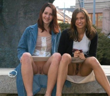 Девчата показывают свою промежность под юбкой Девчата показывают свою промежность под юбкой