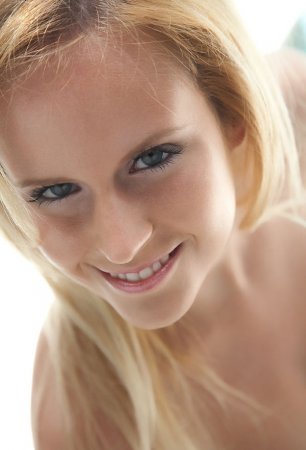 Блондинка с огромными дойками и бритой писькой Блондинка с огромными дойками и бритой писькой