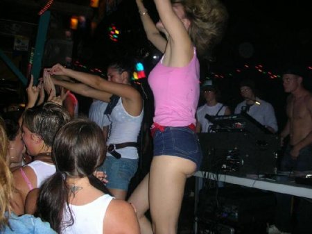 Пьяные вульгарные девахи развлекаются