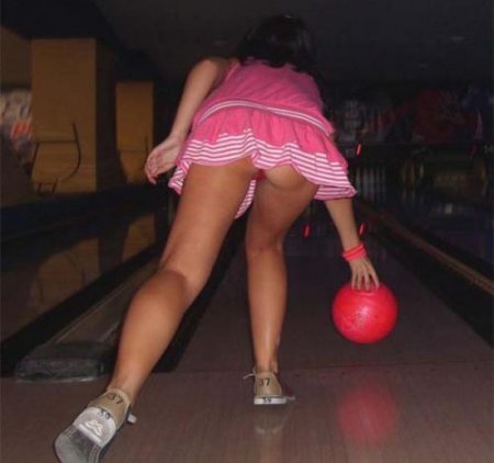 Приятный вид под женскими юбочками