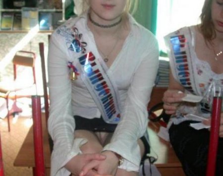 Приятный вид под женскими юбочками