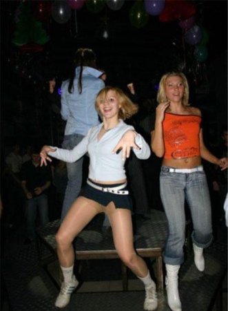 Приятный вид под женскими юбочками