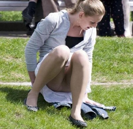 Приятный вид под женскими юбочками