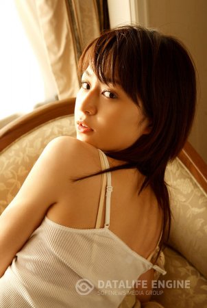 Обнаженная до нижнего белья японка