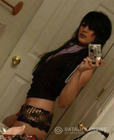 Обнаженная готка с проколотыми губками