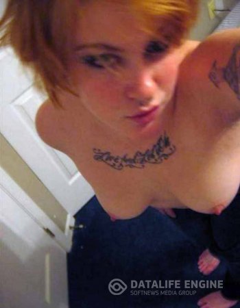 Обнаженная готка с проколотыми губками