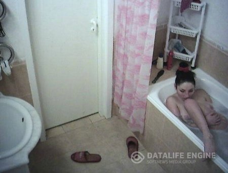 Обнаженная Мария Петровская купается в маске