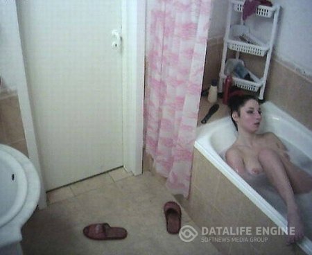 Обнаженная Мария Петровская купается в маске