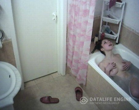 Обнаженная Мария Петровская купается в маске