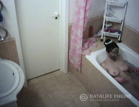 Обнаженная Мария Петровская купается в маске