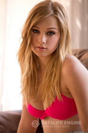 Обнаженная попка под трусиками Обнаженная попка под трусиками