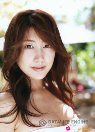 Раздетая до нижнего белья китаянка 