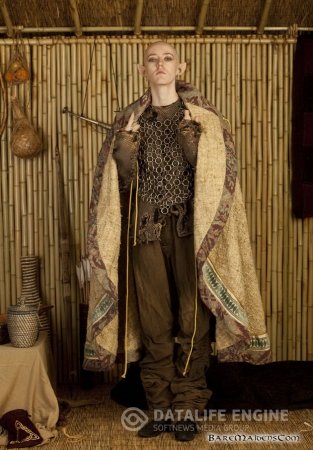 Голая лысенькая нимфа с острыми ушками