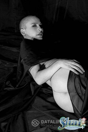 Ушастая раздетая девочка с бритой головой