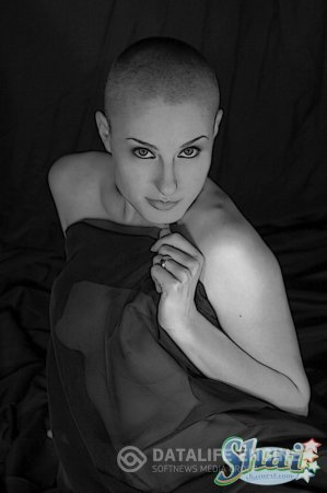 Голая лысая героиня на черно-белом фото