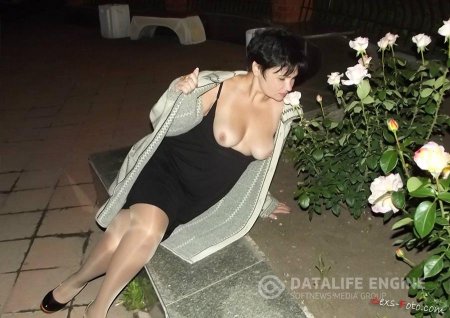 Голая любительница закинуть за воротник 